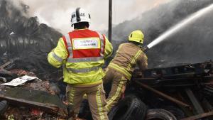Bomberos de West Yorkshire Fire luchan contra las llamas en el cementerio de neumáticos