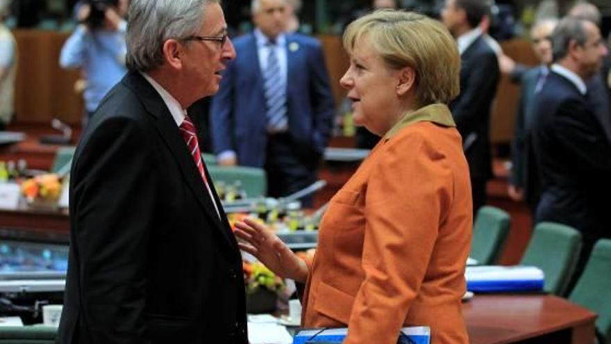 Jean-Claude Juncker conversa amb Angela Merkel.