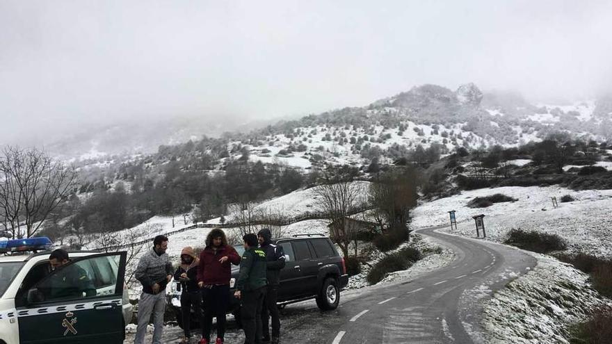 Varios de los jóvenes rescatados en el Angliru el pasado 7 de enero, con la Guardia Civil.