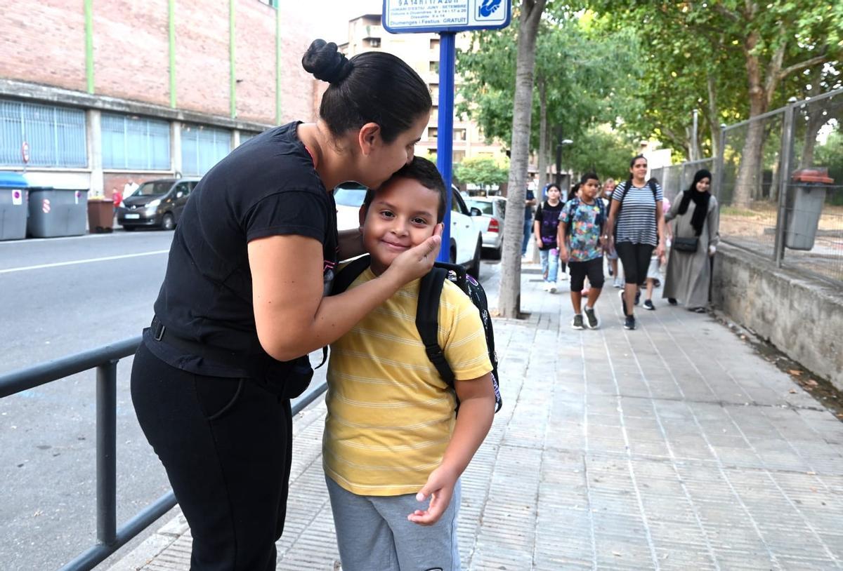 Nicolás se despide de su madre antes de entrar en clase, en su primer día de colegio, en la escuela Joan XXIII de Lleida.