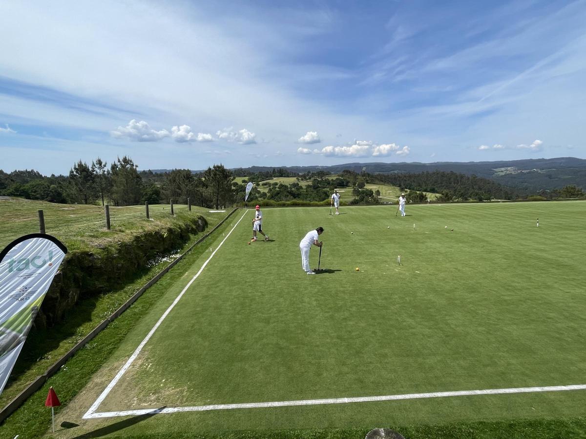 Cuatro personas jugando al croquet en el Circuito TUR 43