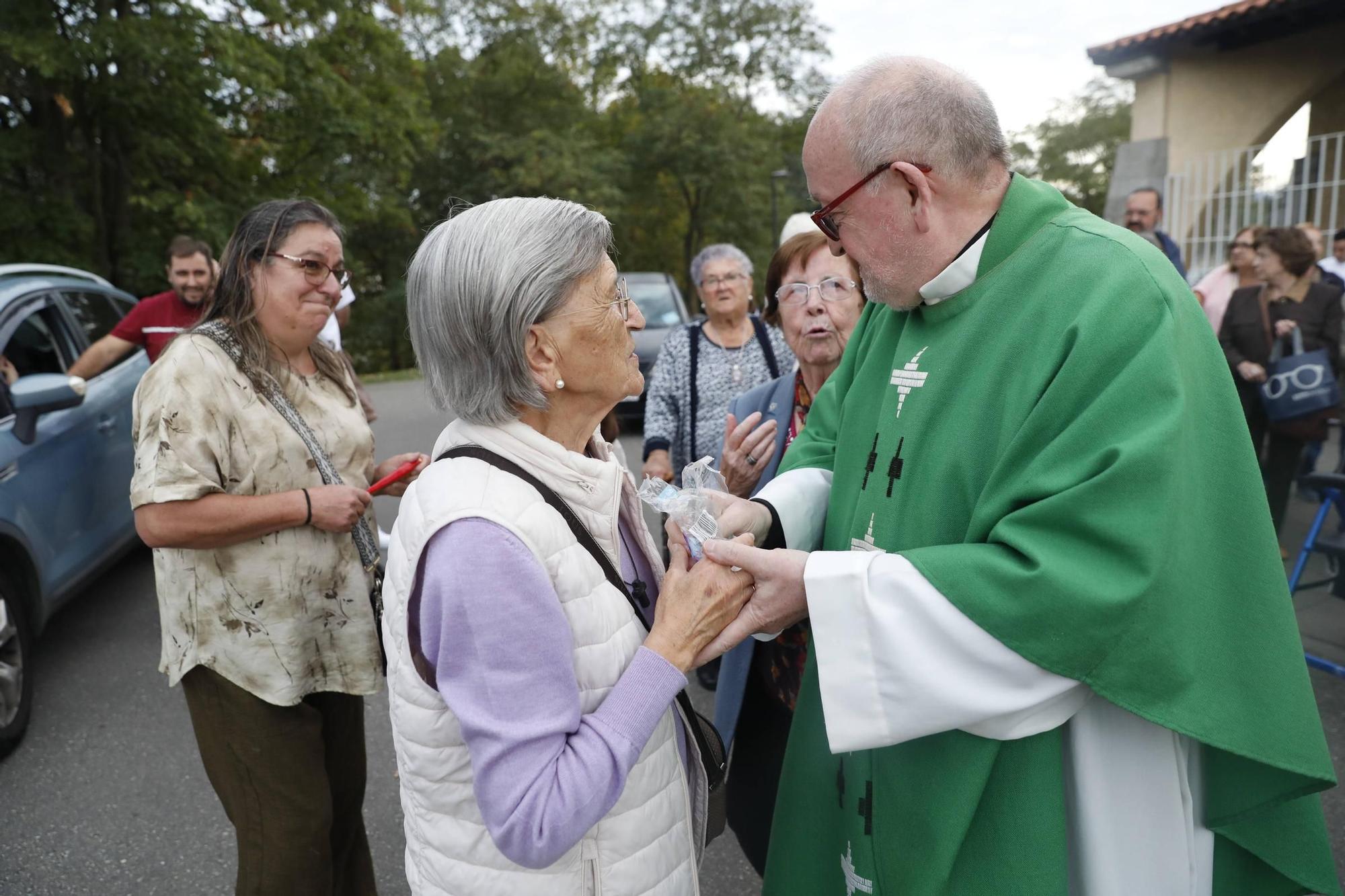 EN IMÁGENES: Así fue el exorcismo del nuevo párroco de Llaranes, Miguel Alderete