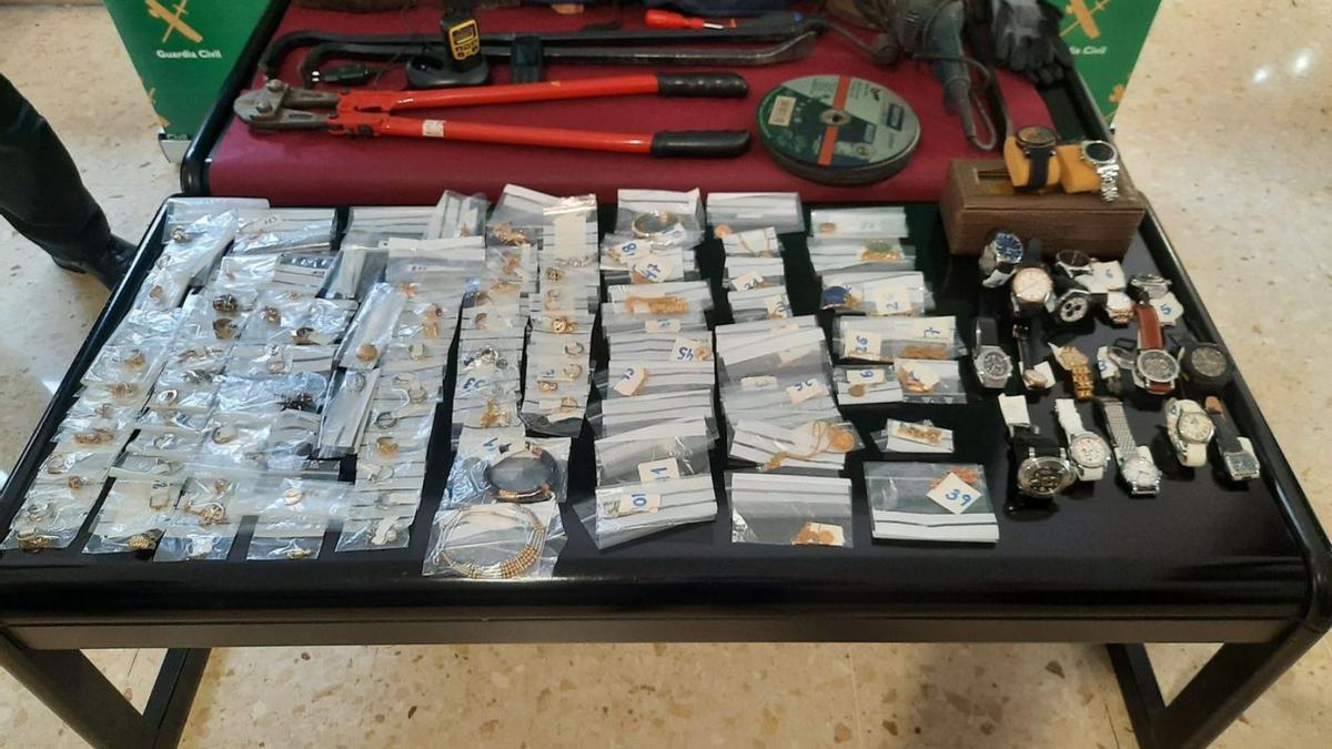 Joyas procedentes de robos en ocho viviendas gallegas durante el pasado año. |   // GUARDIA CIVIL