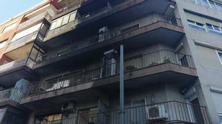 El infortunio de un bloque de Sant Adrià: tres incendios en medio año y la fachada abrasada