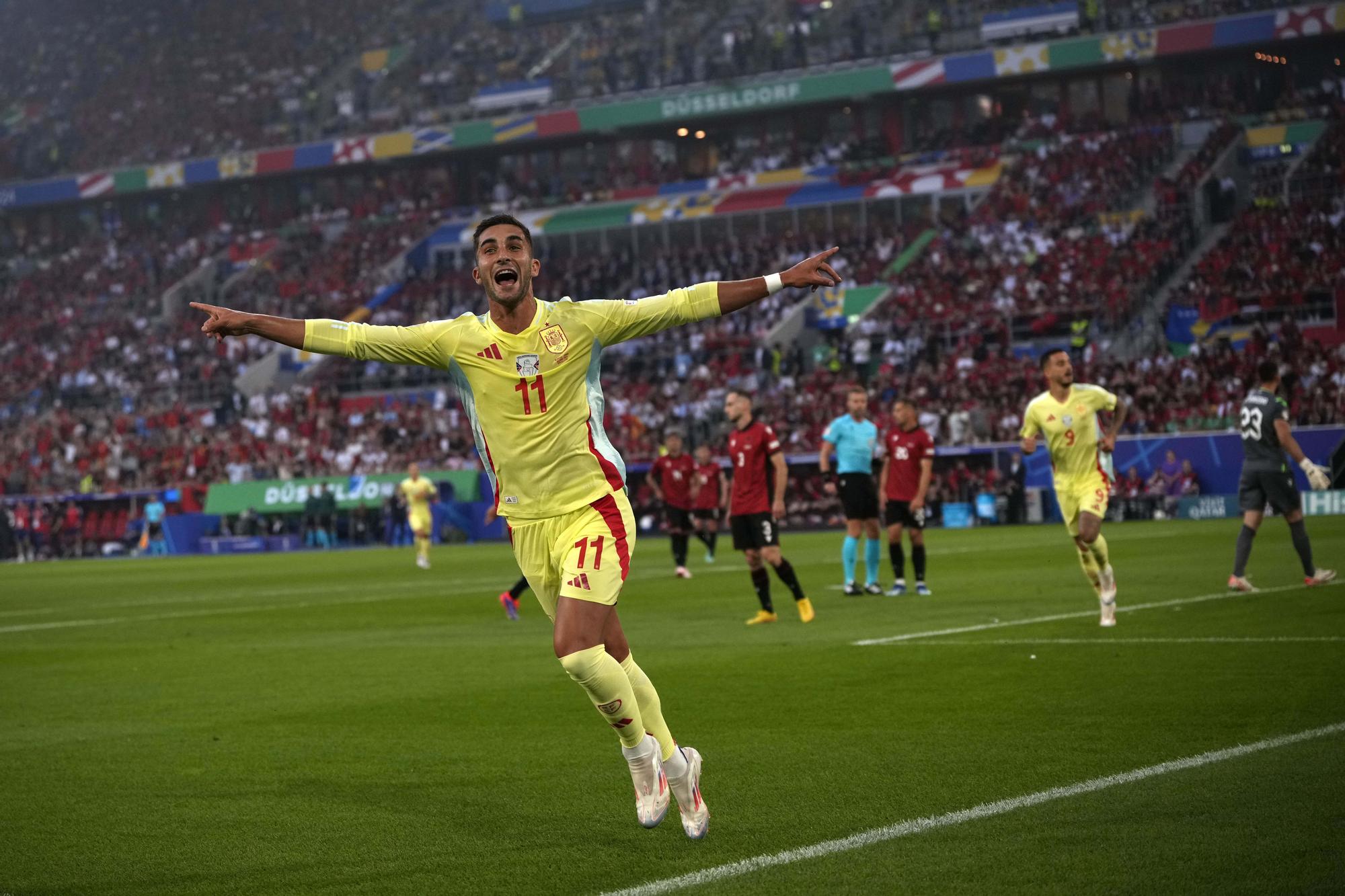 Spain's Ferran Torres celebrates after scoring his side's opening goal during a Group B match between Albania and Spain at the Euro 2024 soccer tournament in Duesseldorf, Germany, Monday, June 24, 2024. (AP Photo/Alessandra Tarantino) / EDITORIAL USE ONLY / ONLY ITALY AND SPAIN