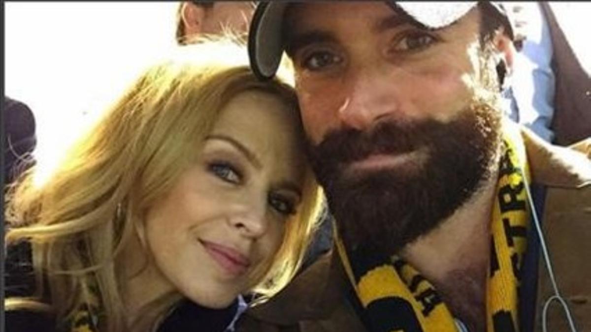 Selfi de Kylie Minogue y Joshua Sasse, en la final del Mundial de Rubgi, el 31 de octubre de este año.