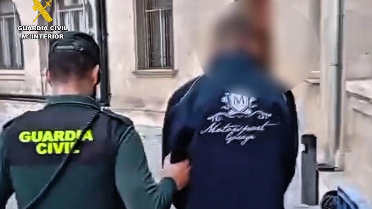 Agentes de la Guardia Civil llevan detenido al juzgado de Palma al presunto ladrón en comercios de Peguera.