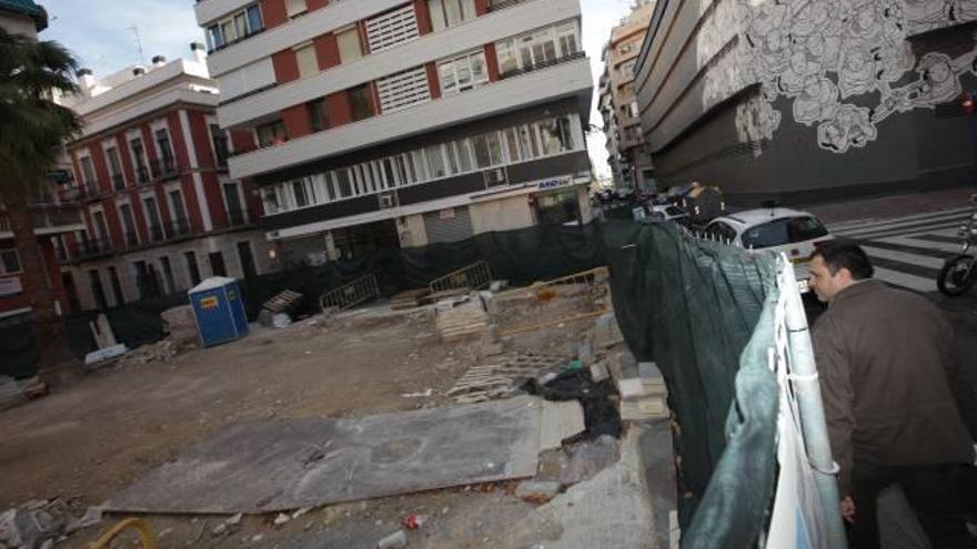 Imagen de ayer de la plaza de Balmis vallada y con las obras paralizadas.