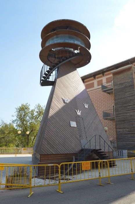 Es desprèn una part de la torre del pavelló