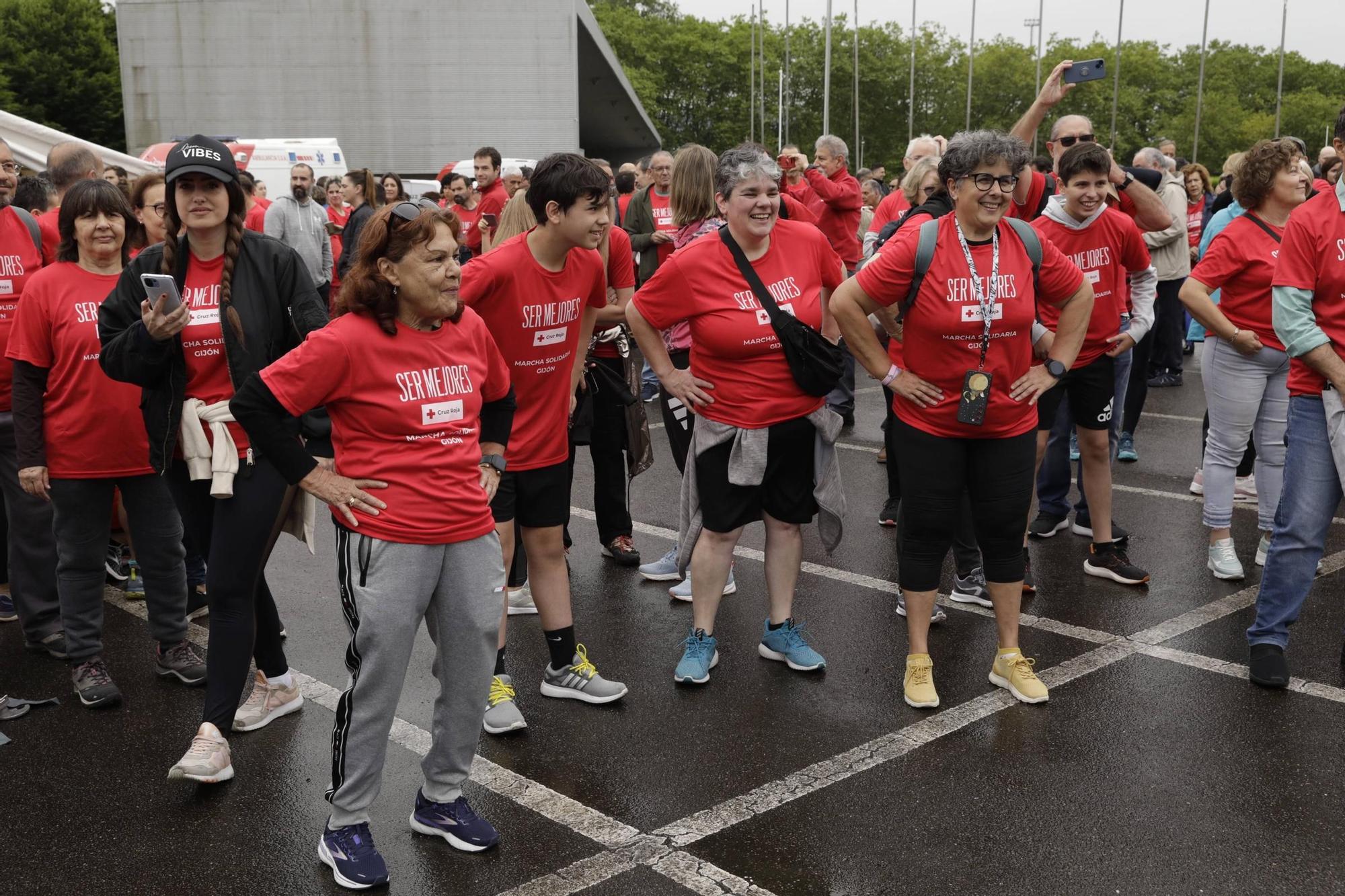 Así fue la marcha solidaria de Cruz Roja en Gijón (en imágenes)