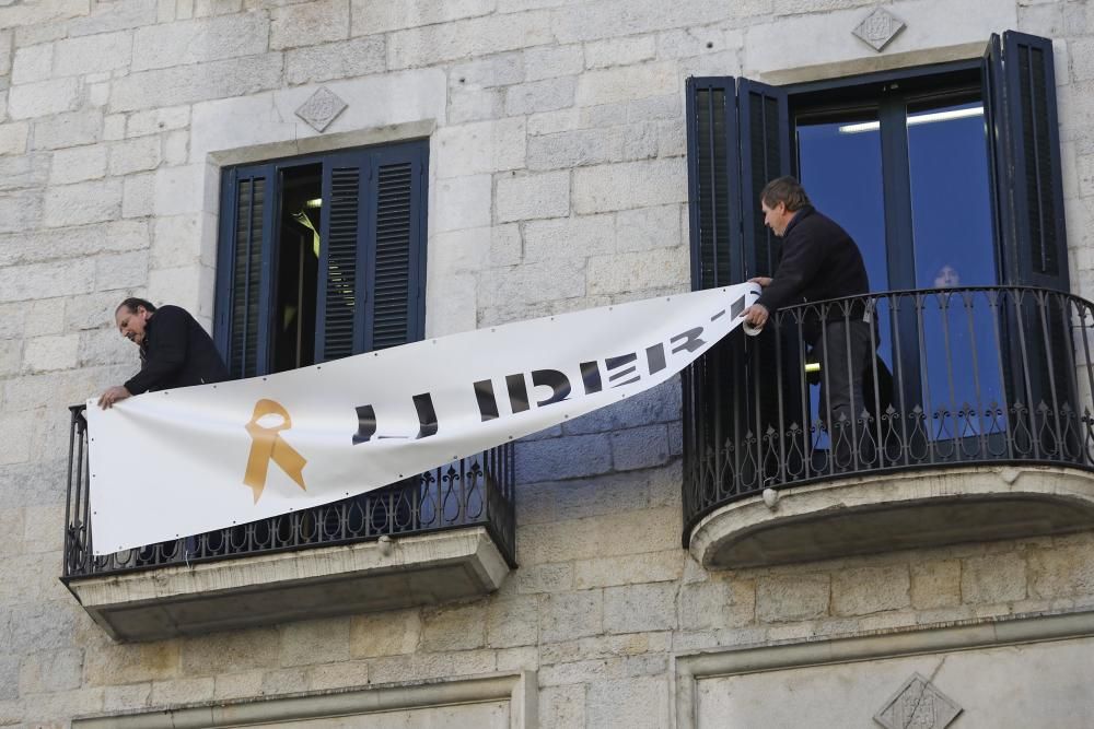 Girona treu de l''ajuntament la pancarta dels "presos polítics" i en posa una altra reclamant "llibertat d''expressió"