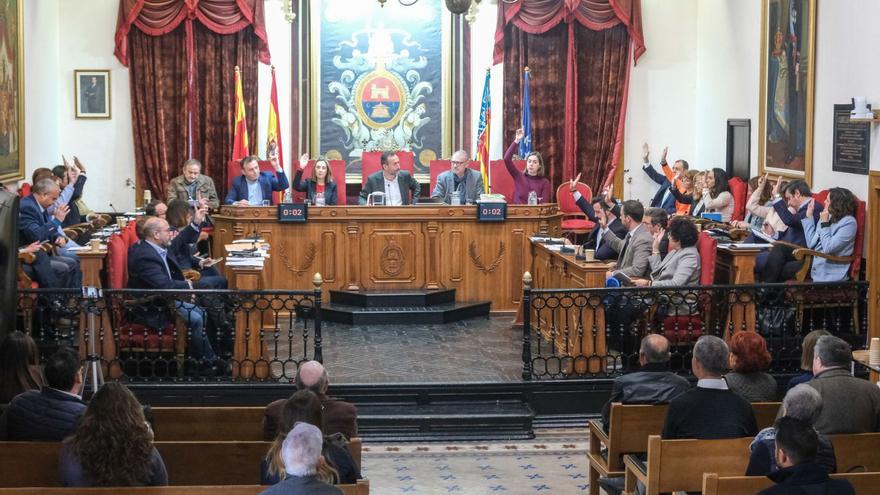 Una votación en el salón de plenos del Ayuntamiento de Elche hace algunas semanas. | ÁXEL ÁLVAREZ