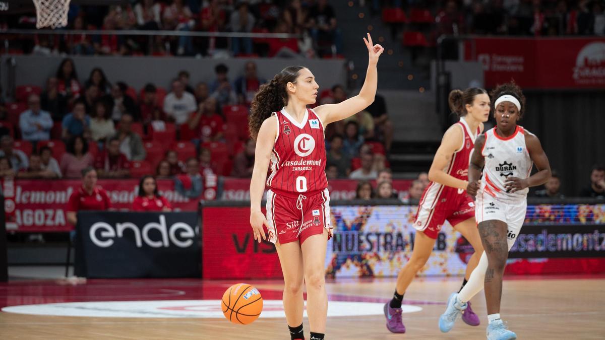 Carla Leite marca jugada en un ataque durante un duelo con el Ensino del pasado domingo en el Felipe