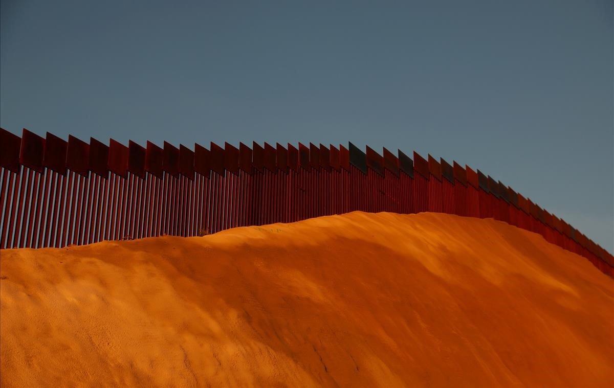 La valla fronteriza de Estados Unidos y México, vista desde Tijuana, México.