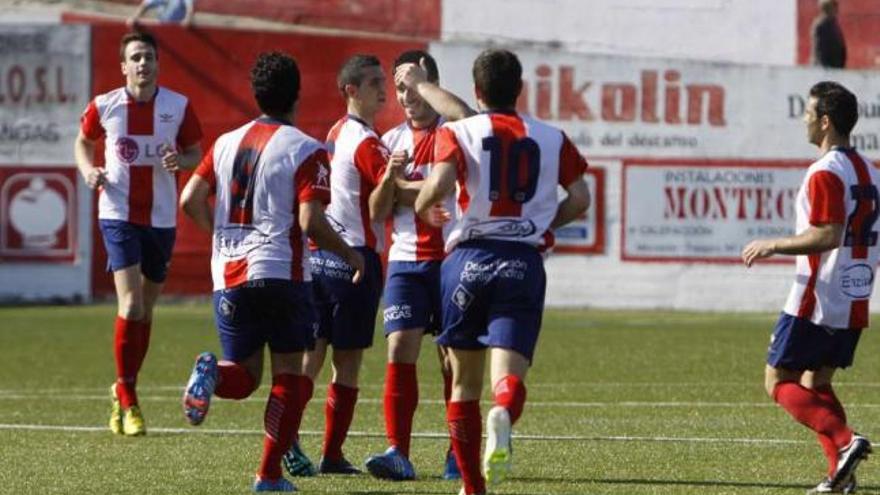 Futbolistas del Alondras celebran un gol marcado en el campo de O Morrazo. // Carmen Giménez