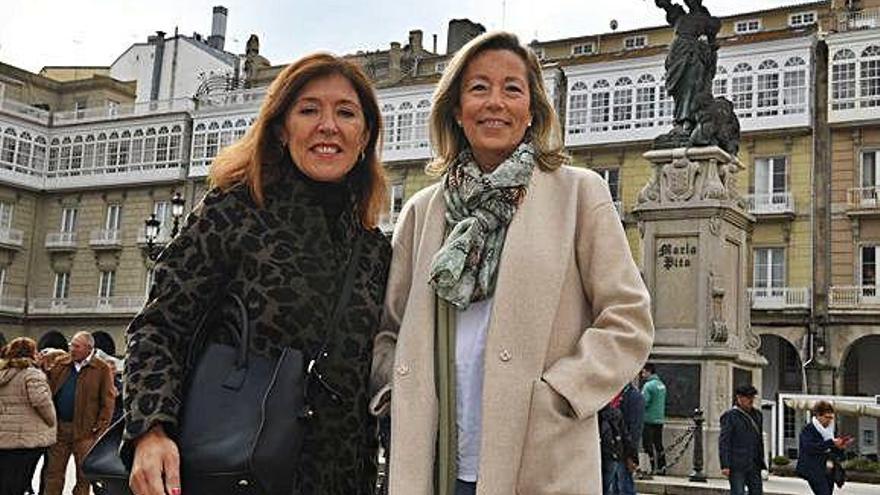 Mato y Gallego, ayer, frente a la estatua de María Pita.