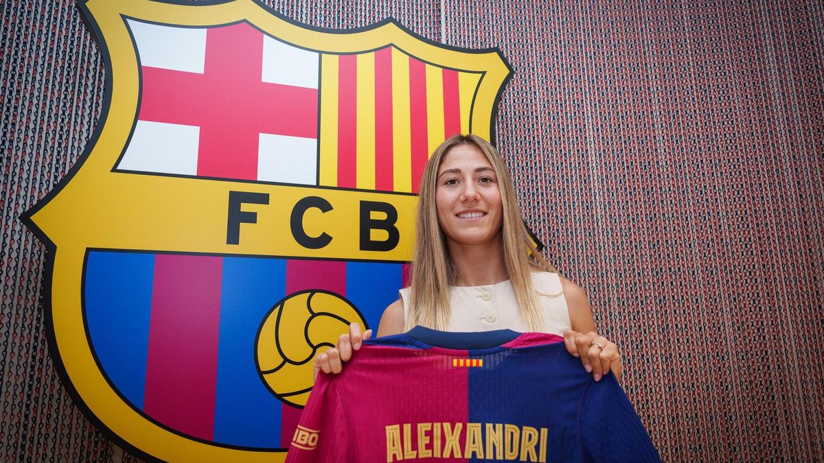 Laia Aleixandri posa con la camiseta del Barça.