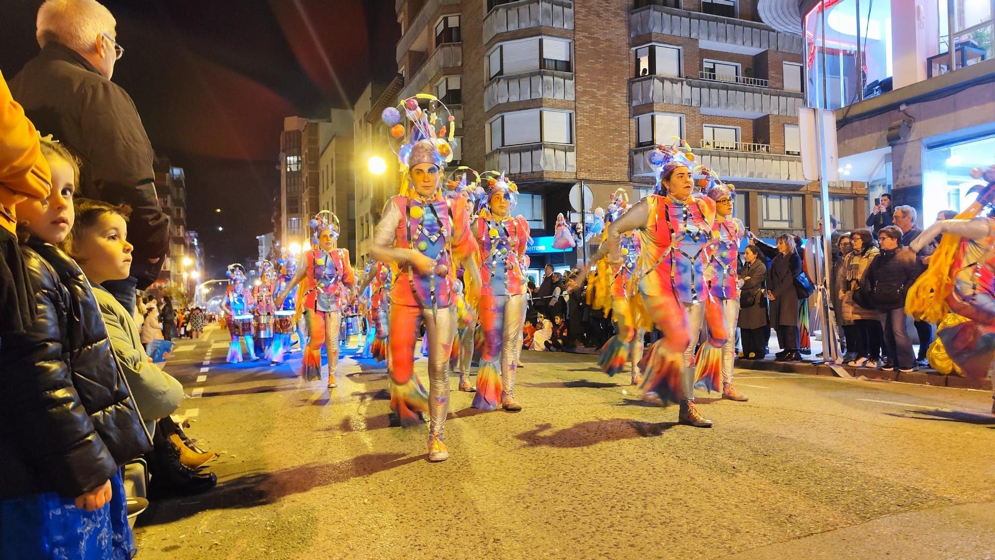 Así es el Antroxu de Mieres, con la truchona, Abba y hasta Depredador por las calles