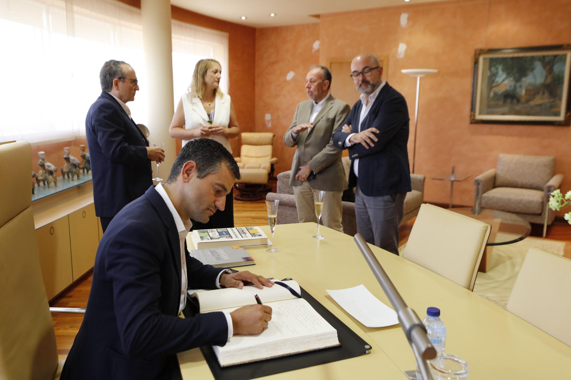 Todas las imágenes de la comida de alcaldes y presidentes en la sede de Diario de Ibiza