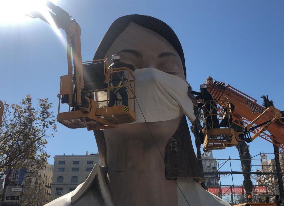 La Meditadora, con la mascarilla, fue el símbolo de las Fallas 2020.m.a.montesinos