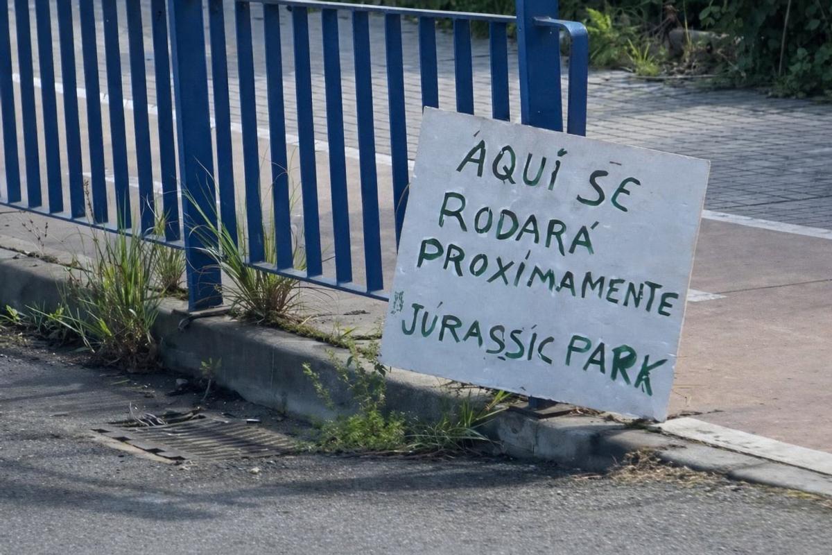 Cartel en tono satírico que han colocado los vecinos en Novo Mesoiro