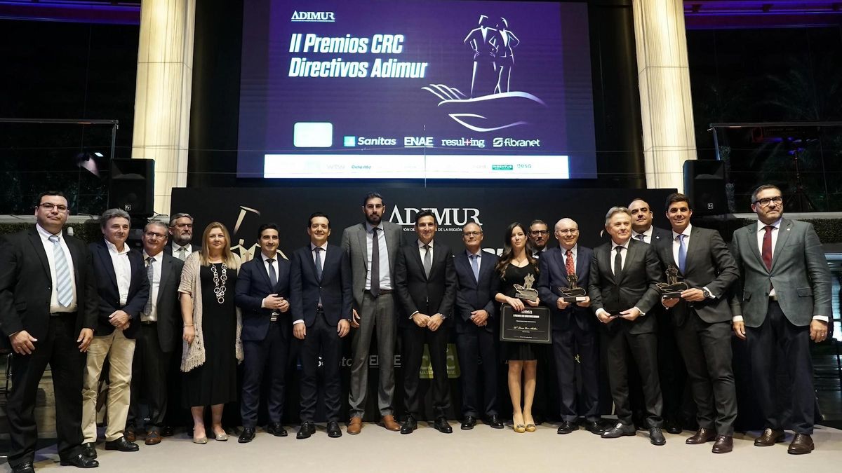 Foto de familia de los galadonados en los segundos Premios CRC Directivos ADIMUR