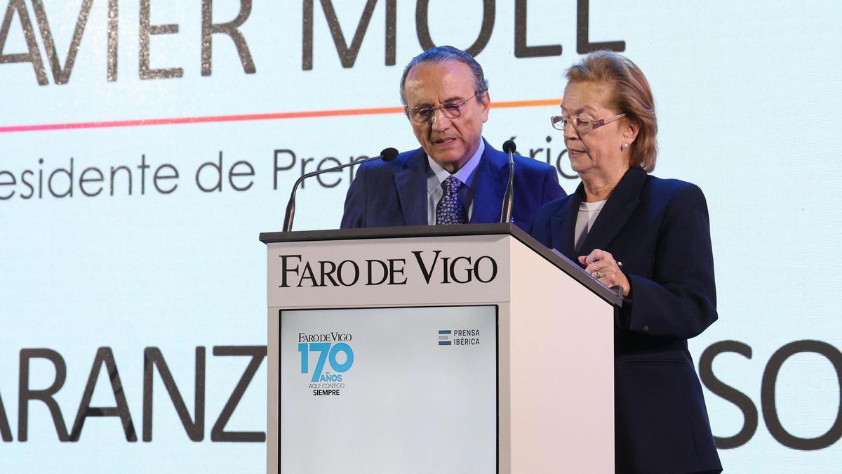 Javier Moll y Arantza Sarasola, durante su intervención en el acto del 170 aniversario de FARO DE VIGO.