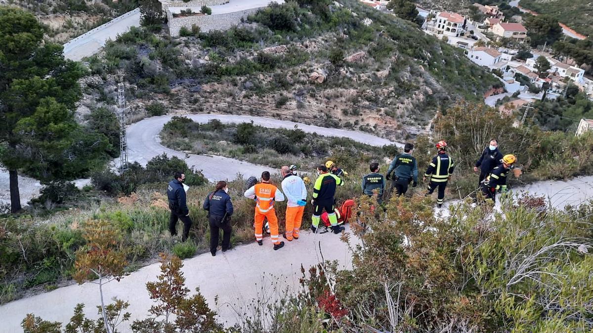 Agentes y sanitarios en el tramo del virado camino de hormigón en el que se ha salido el quad