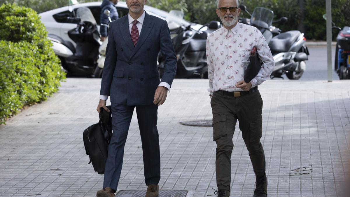 Marcos Benavent llega junto a su abogado, Juan Carlos Navarro, a la Ciudad de la Justicia.
