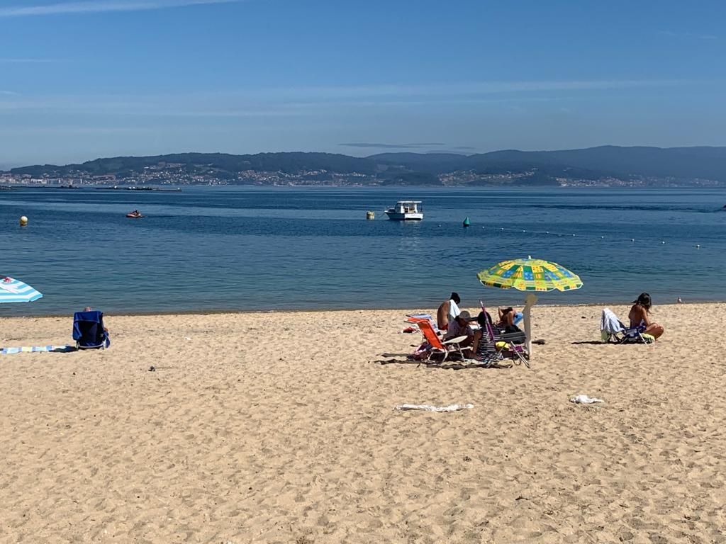 Indignación por la basura acumulada en la playa de Bueu tras el carnaval de verano