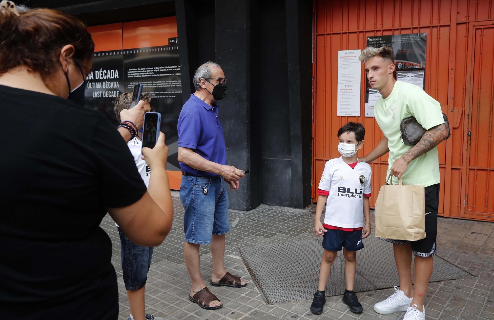 La afición valencianista se vuelca con el equipo a la salida de Mestalla