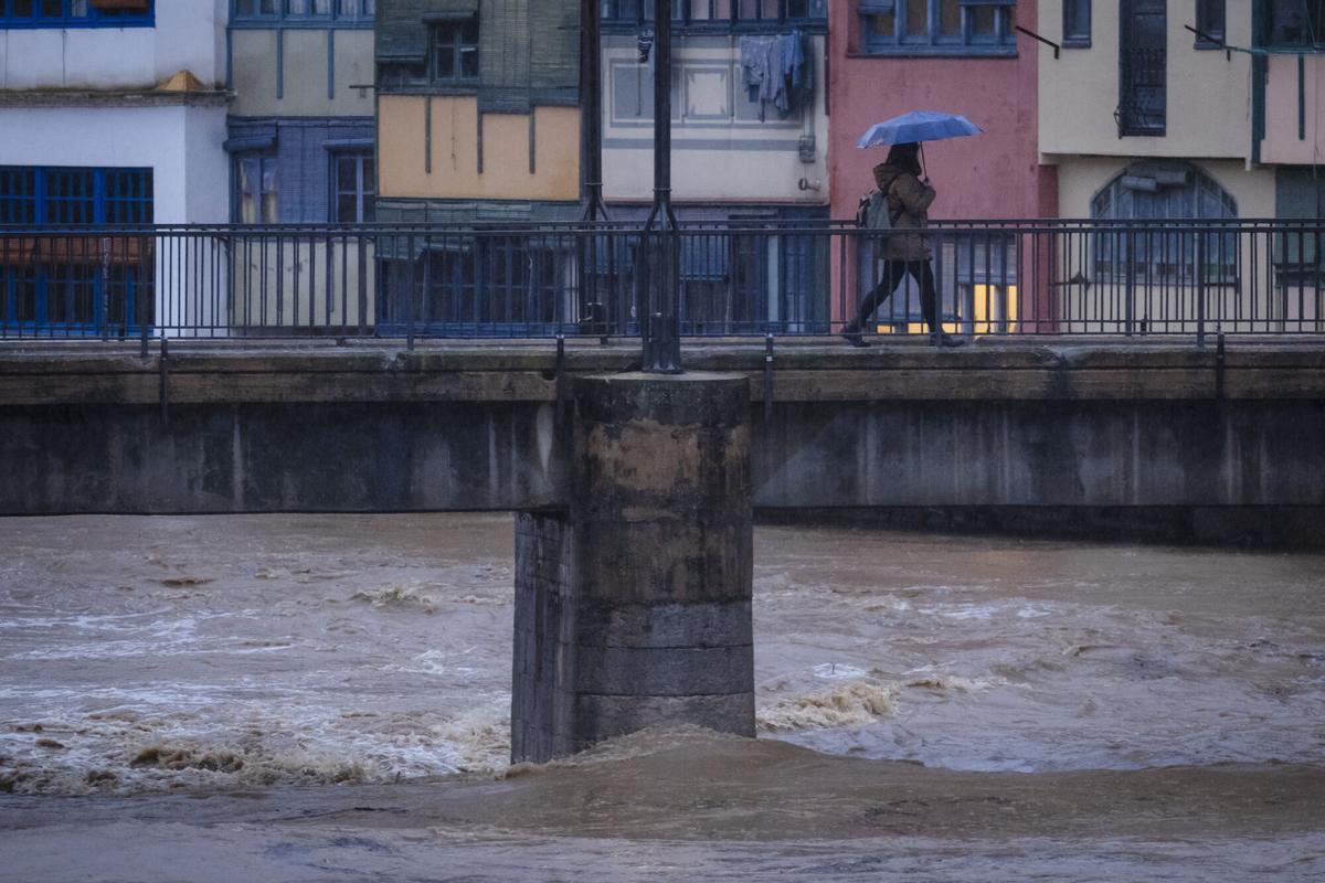 Vista del rio Onyar a su paso por Girona este martes EFE/David Borrat