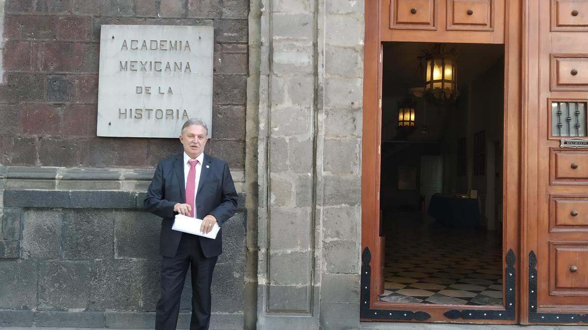 Armando Alberola en la sede de la Academia Mexicana de la Historia.
