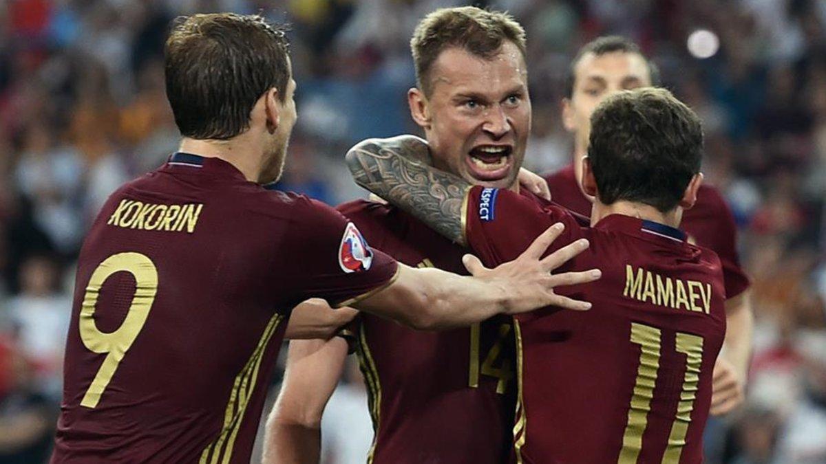 Kokorin y Mamaév, flanqueando a Berezutski en un partido con la selección rusa