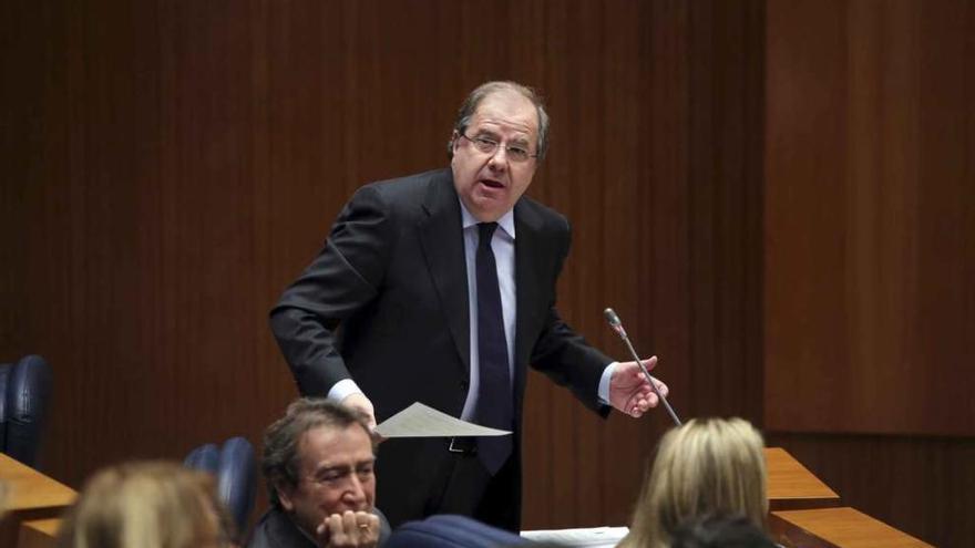 El presidente Juan Vicente Herrera, en un momento de su intervención ayer en las Cortes.