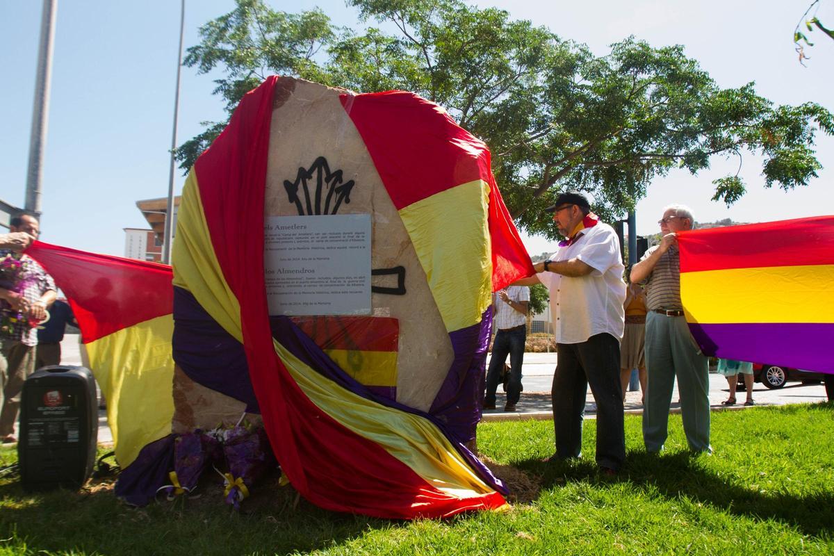 Homenaje republicano en el antiguo campo de los Almendros de Alicante.