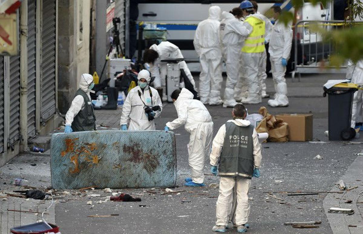 Forenses inspeccionen l’apartament dels terroristes a Saint-Denis.