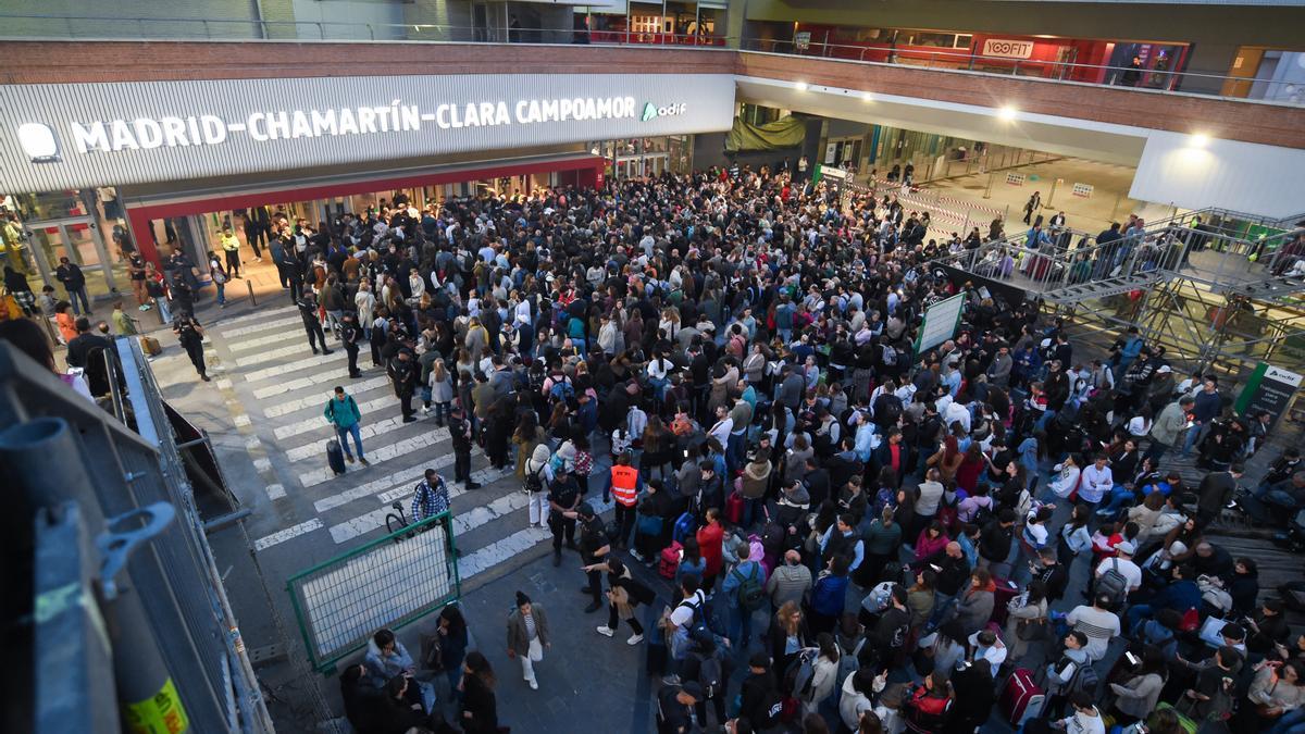 Una avería suspende la circulación de trenes de alta velocidad en Chamartín en plena operación salida de Semana Santa