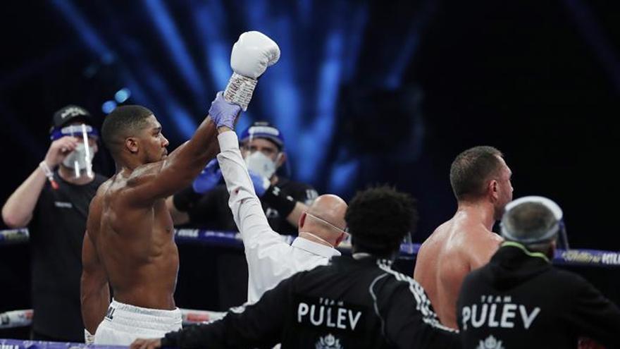 Joshua fue proclamado vencedor por KO ante Pulev.