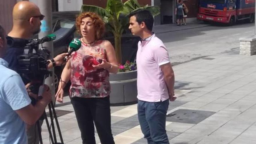 La alcaldesa, Teresa Belmonte, y el edil de Urbanismo, Antonio Meseguer, durante una comparecencia.