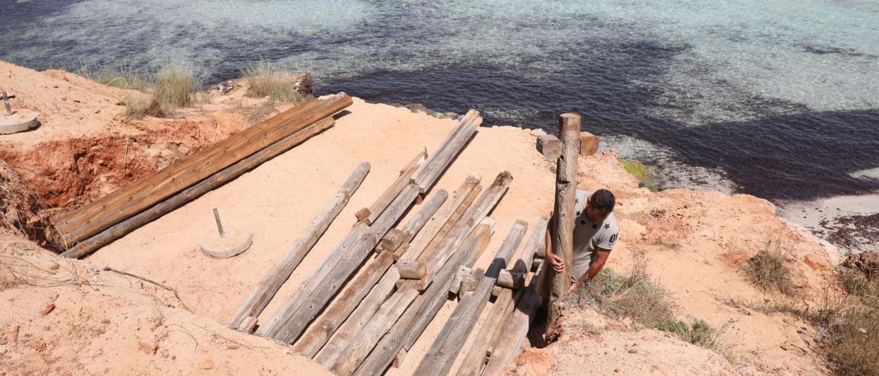 El quiosco de Cala Saona es uno de los más complicados de montar por su estructura elevada. A la derecha, la playa de es Pujols de nuevo con hamacas y sombrillas. | C.C.