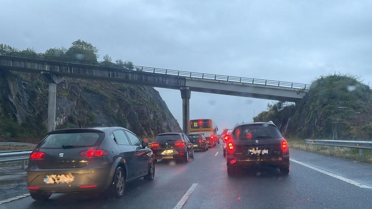 Coches atascados en la autovía de O Morrazo