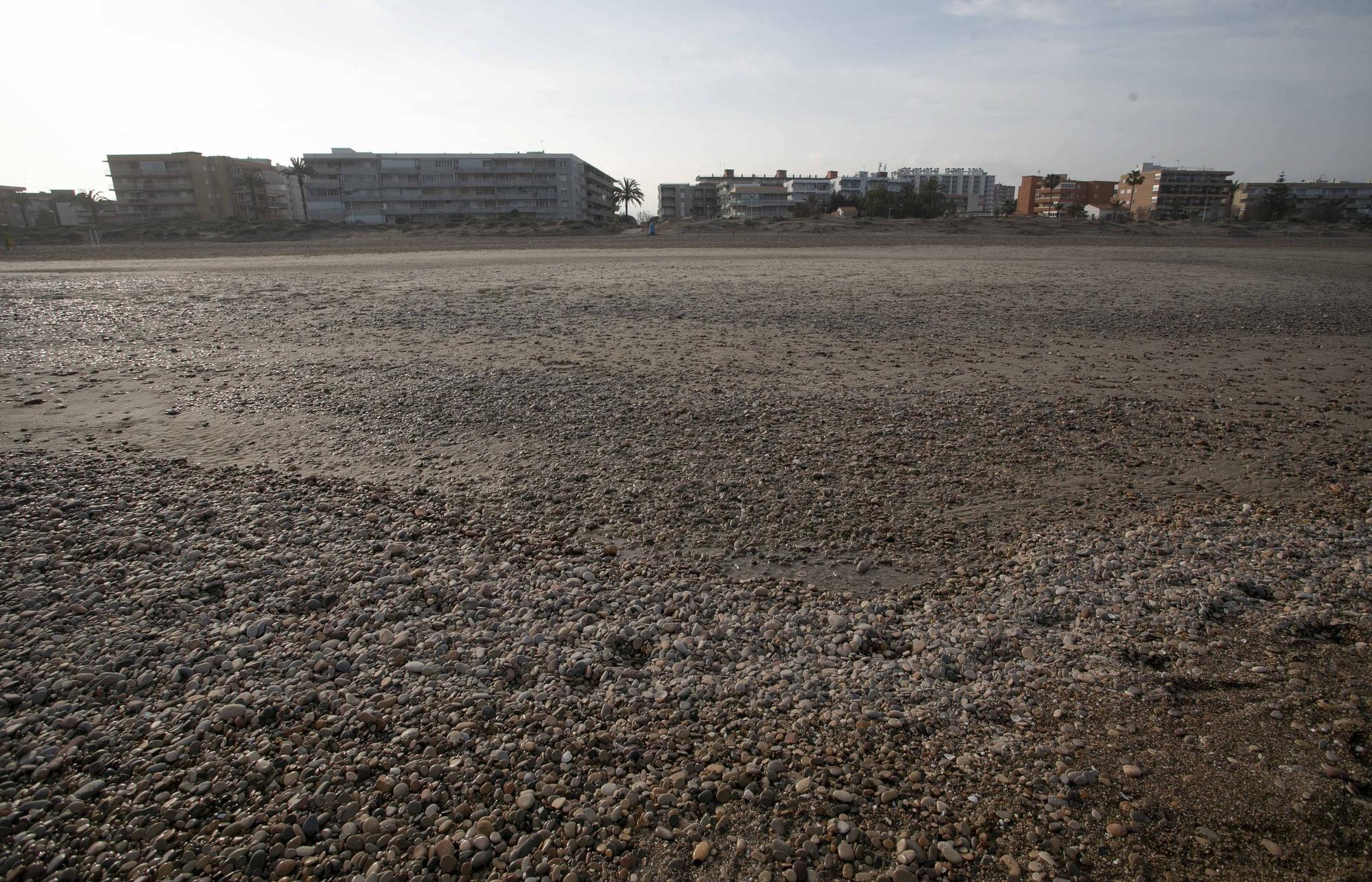 La playa de Canet d'En Berenguer con más piedras que nunca.