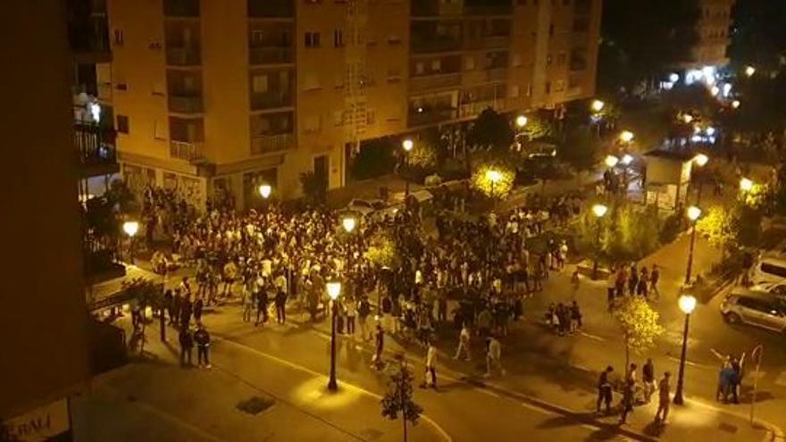 Botellón en la zona de la plaza del Cedro, frente a la plaza Honduras.