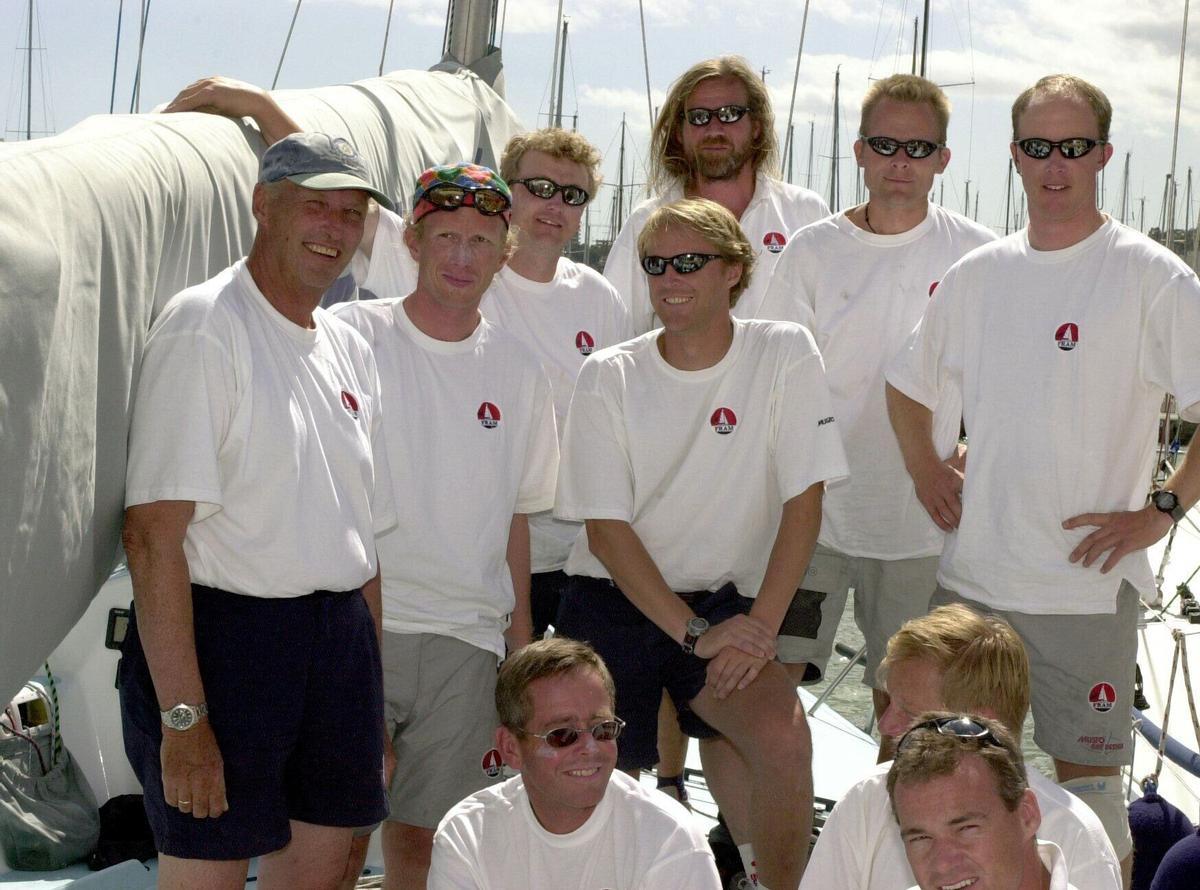 PM7.- PALMA DE MALLORCA, 04/08/00.- El rey Harald de Noruega (i), posa para los medios de comunicación junto a su tripulación a bordo del velero "Fran XIV", en el cuarto día de la XIX Copa del Rey de vela. EFE/MANUEL H. DE LEON. ***IMAGEN DIGITAL***. Rey Harald de Noruega. Vela. Copa del Rey. Tripulantes "Fran XIV"