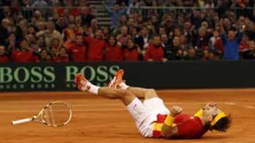 Nadal celebra la victoria española en la Copa Davis.