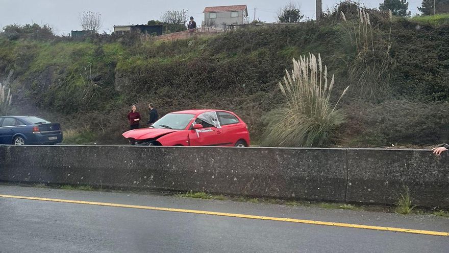 Un accidente en la salida de la AP-9 en A Coruña provoca retenciones en Alfonso Molina