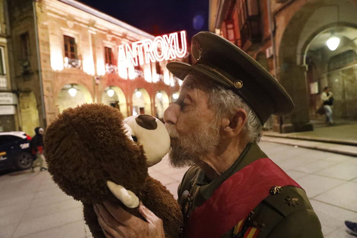 José María Herrero en el papel del teniente coronel Tirovidrio besa al mono "Matías".