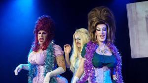 Jakee Maker, Eva en escena y Eugenia Kilate en uno de los shows.