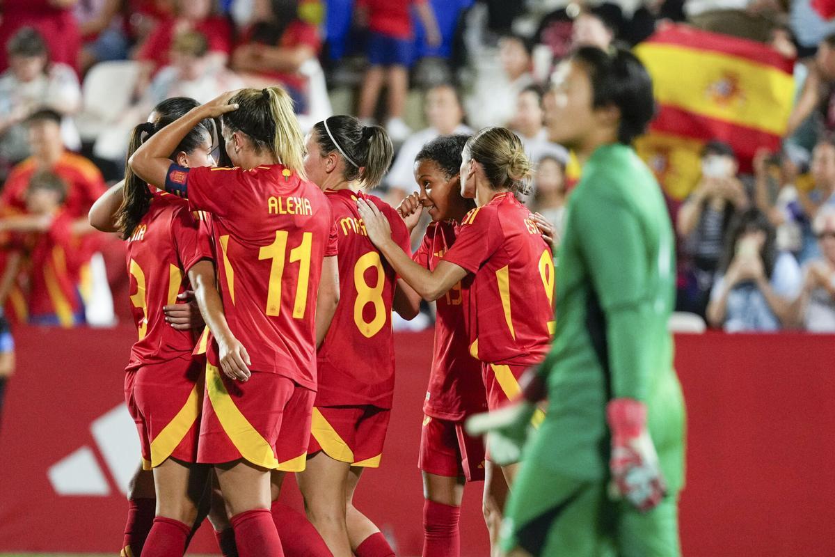 Las jugadoras de España celebran uno de los goles contra Japón
